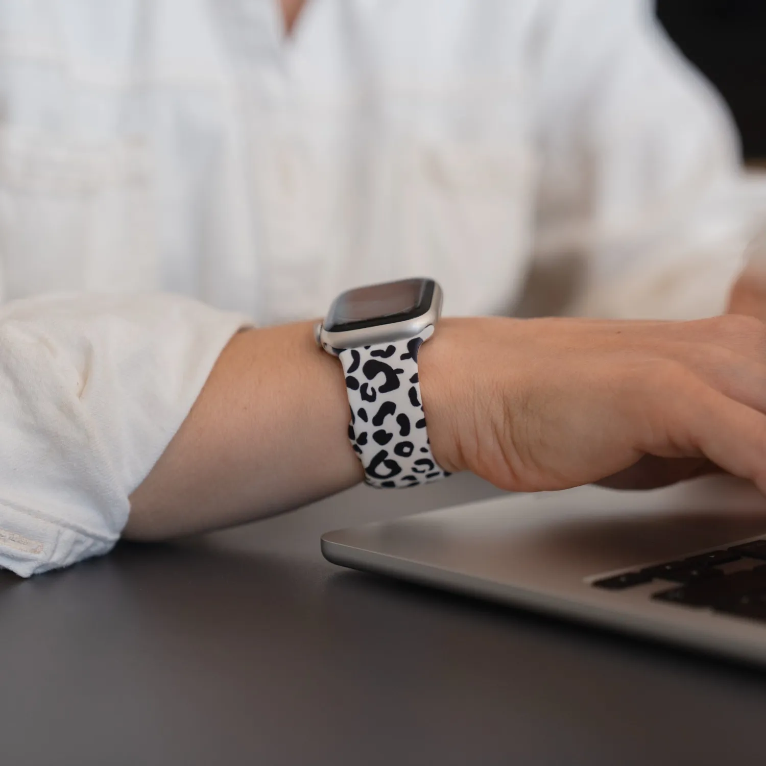 arktisband Snow Leopard Apple Watch Armband 44mm Silikon Leo
