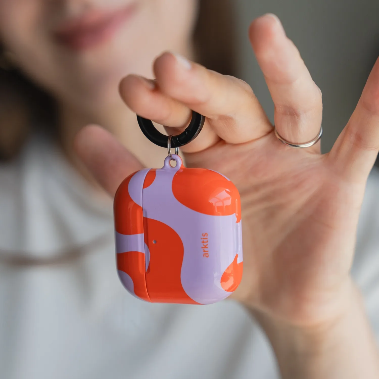 arktis Knokke Queen AirPods 4 Hülle Polycarbonat Print
