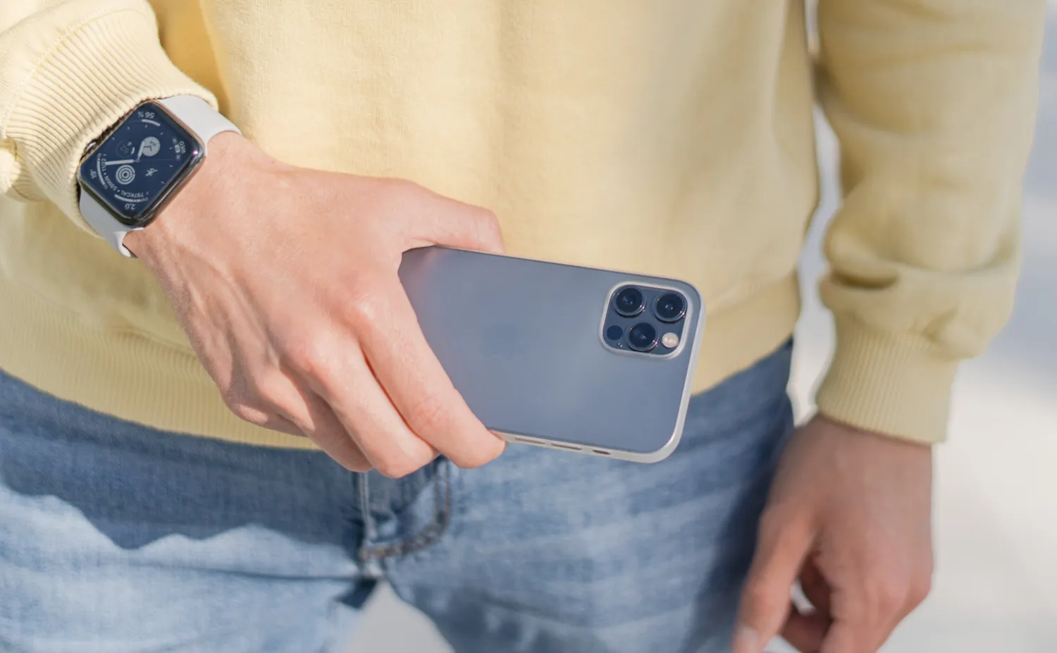 arktis iPhone 13 Hülle ultradünn Schwarz-Transparent 0,3 mm