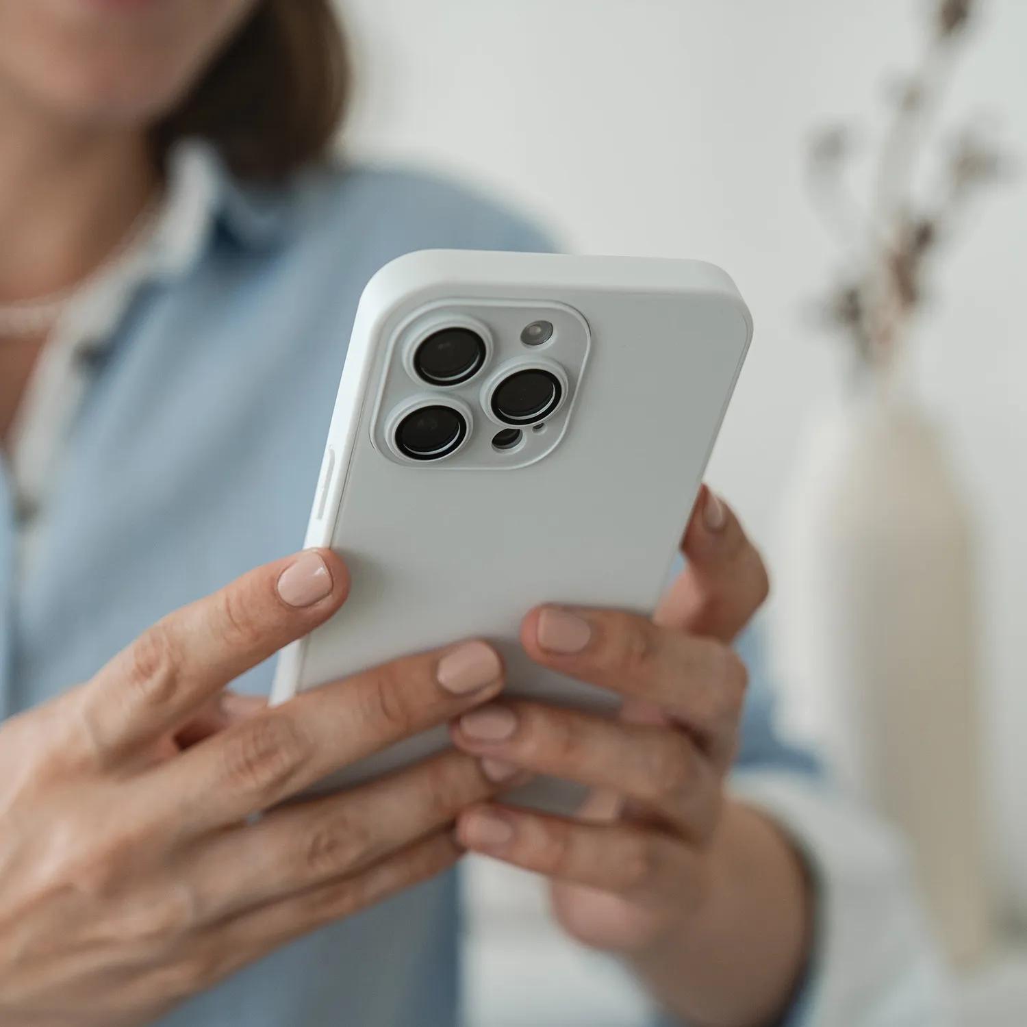 arktis INVICTUS iPhone 14 Pro Max Hülle Weiß Glas