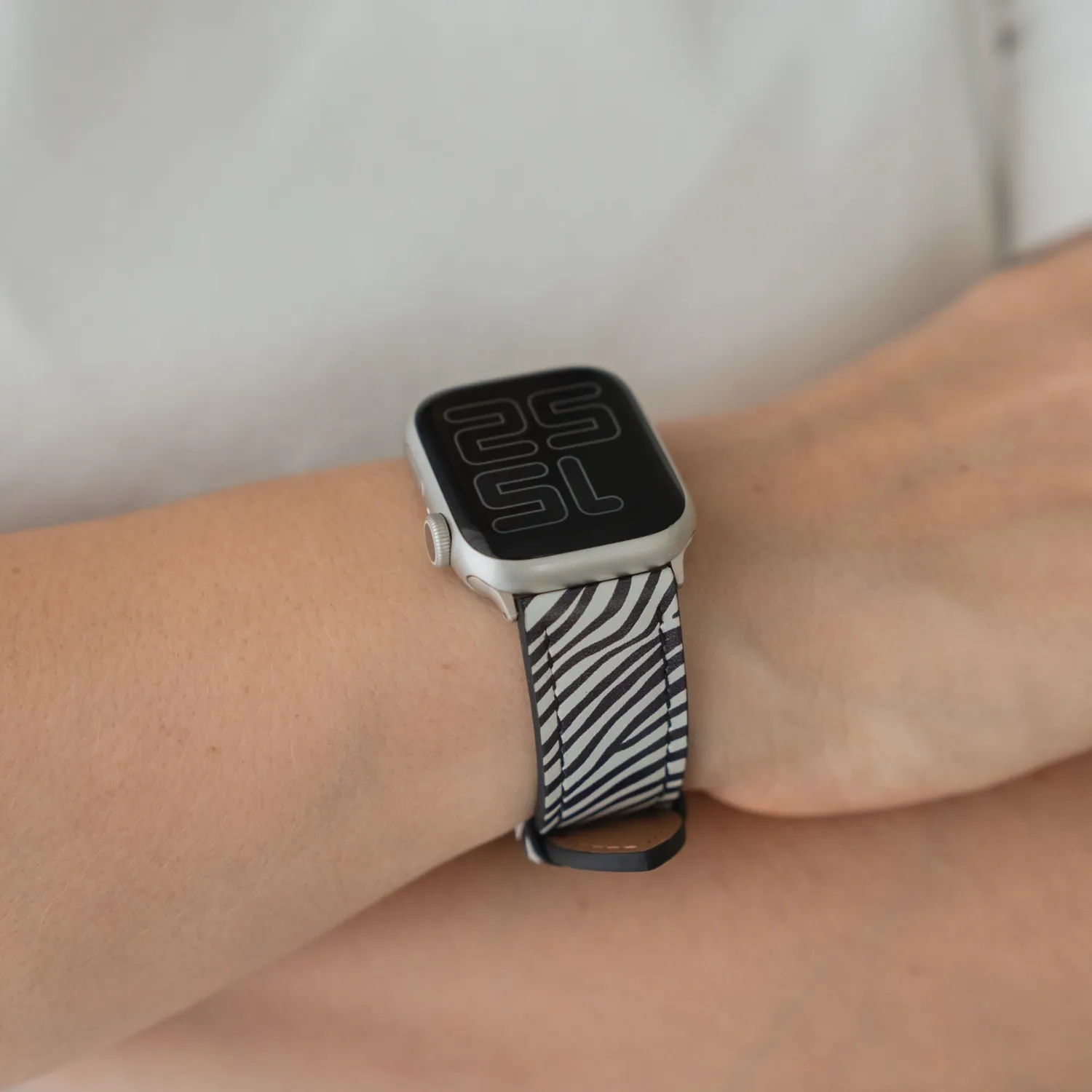 arktis Studio Zebra Apple Watch Armband 49/46/45/44 mm