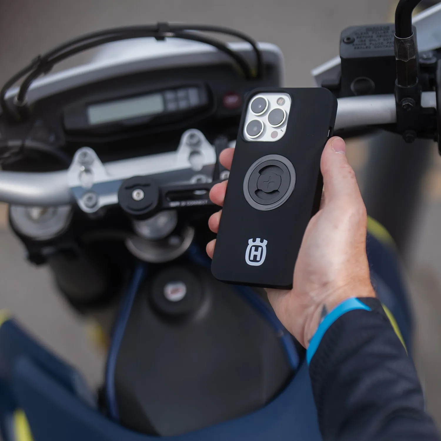 SP Connect Husqvarna Crown Logo Handyhülle iPhone 17 schlank