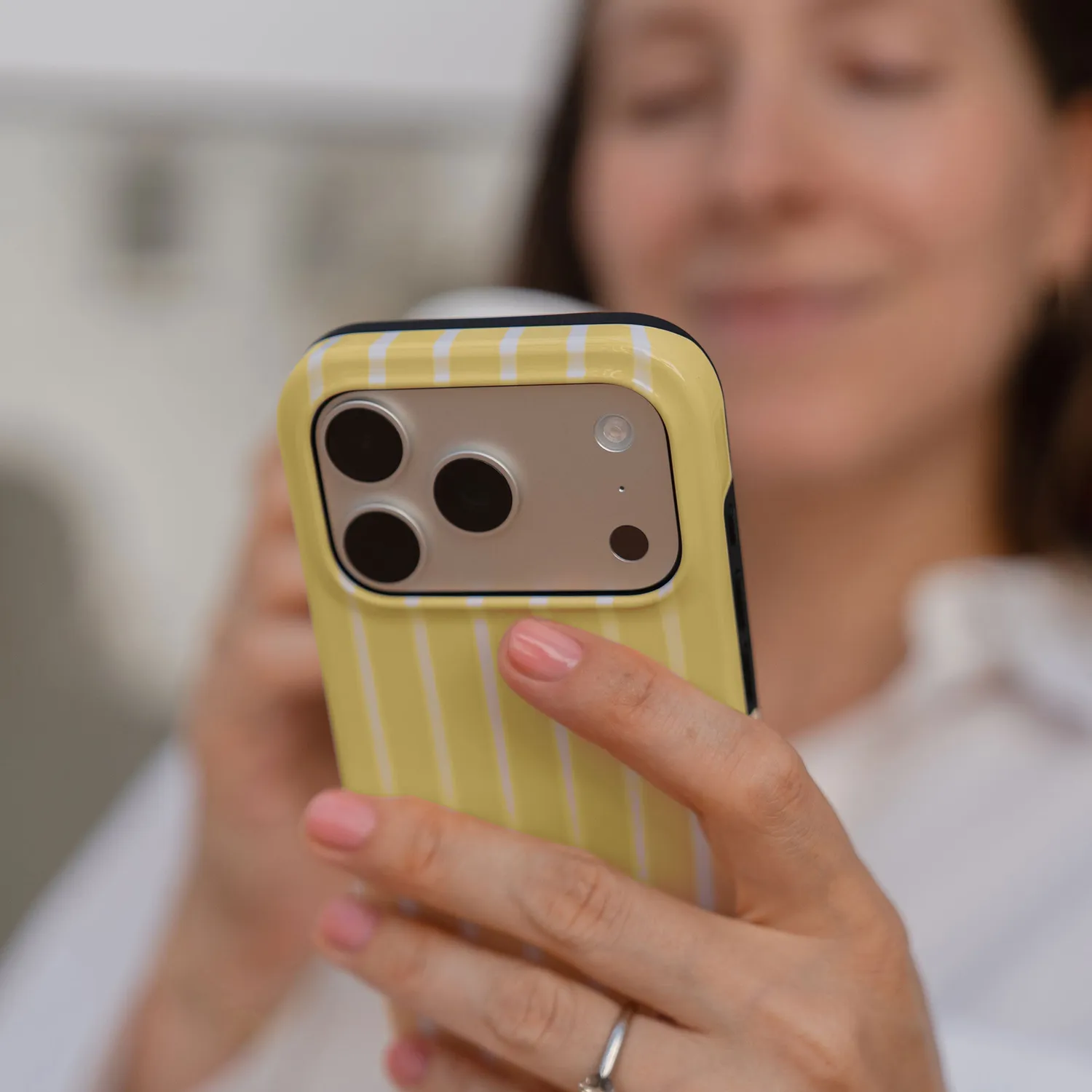 arktis Sunny Stripes iPhone 16e Hülle MagSafe Print