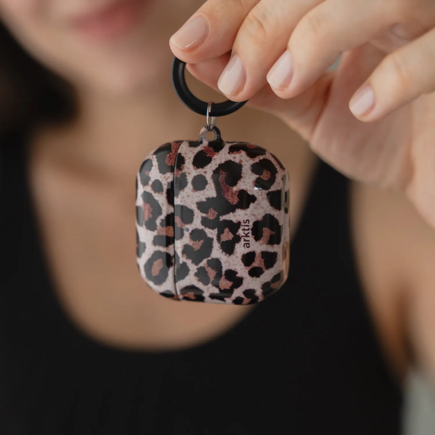 arktis AirPods 4 Hülle Sweet Leopard Hardcase Qi-fähig
