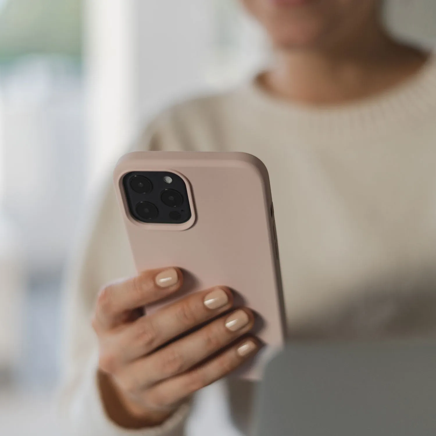 arktis Silikon iPhone 14 Case Schwarz Mikrofaser