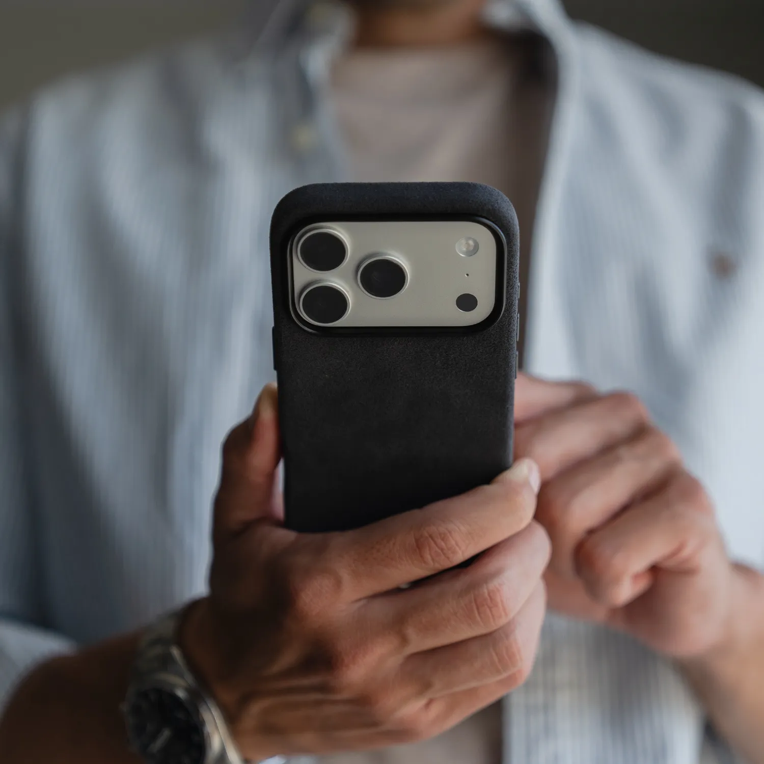 arktis Alcantara iPhone 17 Pro Hülle Schwarz MagSafe