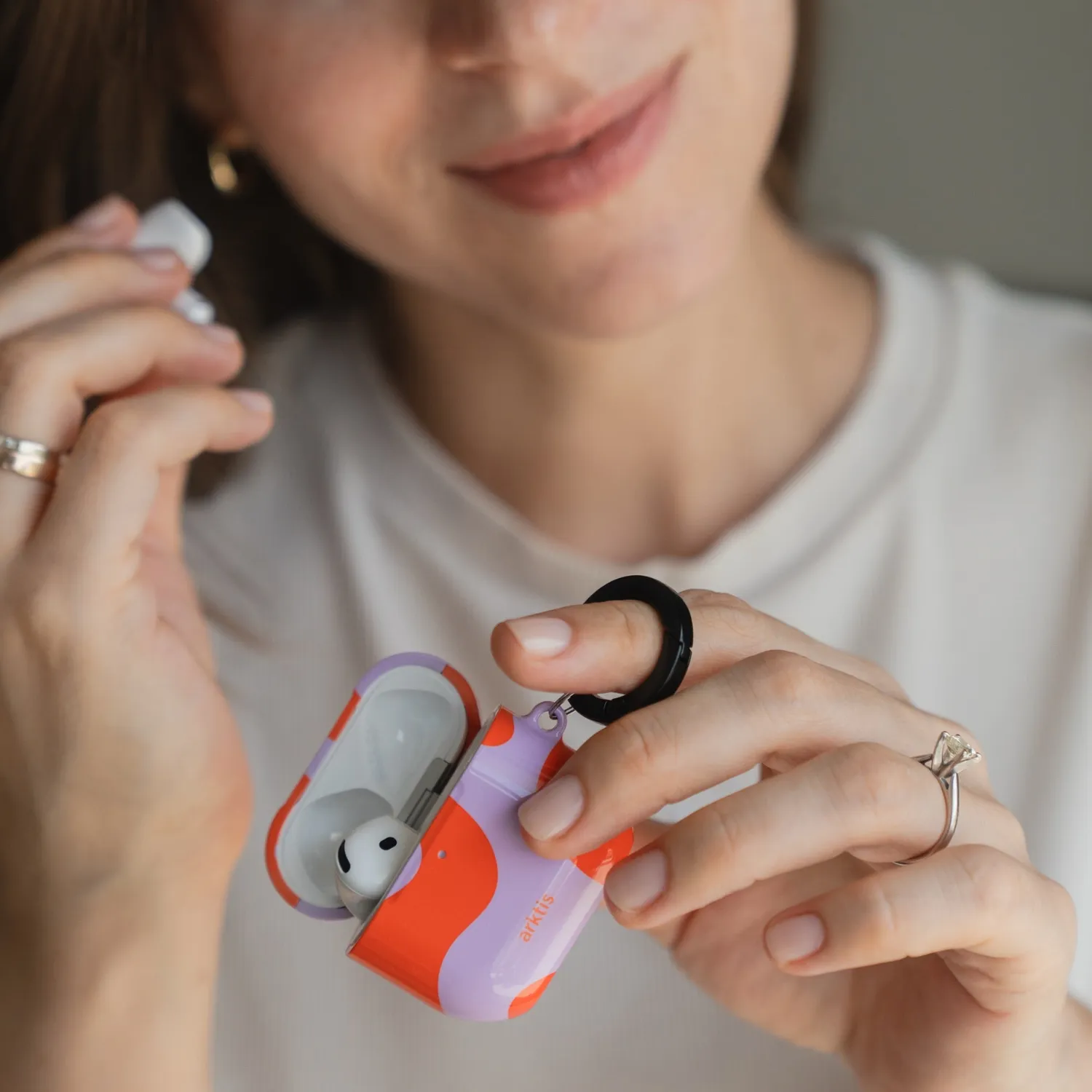 arktis Knokke Queen AirPods 4 Hülle Polycarbonat Print