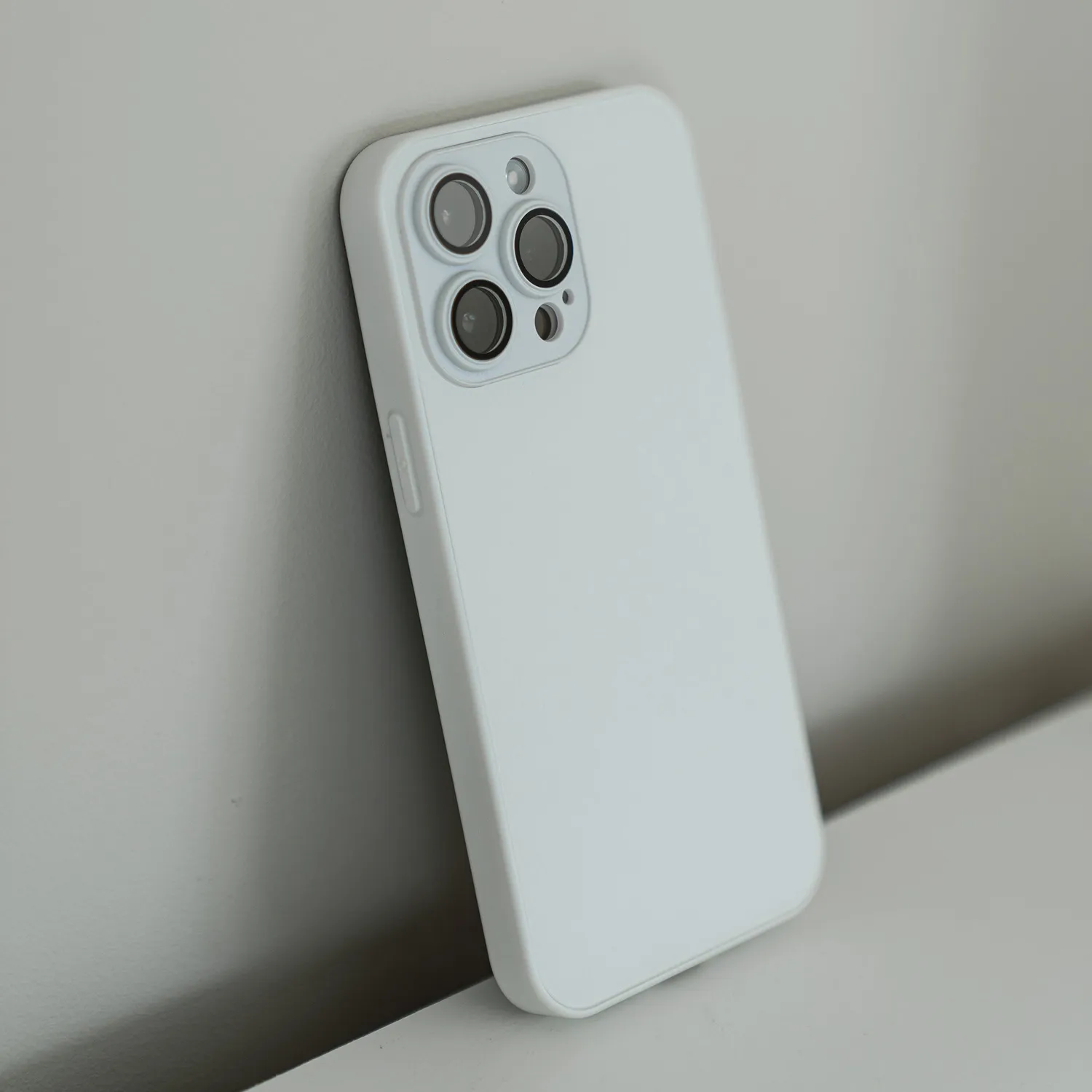 arktis INVICTUS iPhone 14 Pro Max Hülle Weiß Glas