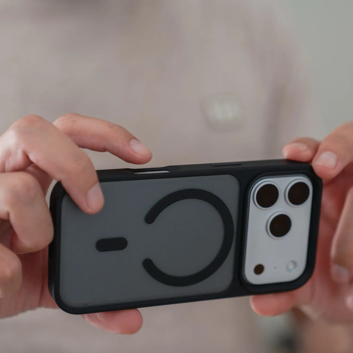 arktis Solid Case iPhone 17 Pro Hülle MagSafe Schwarz