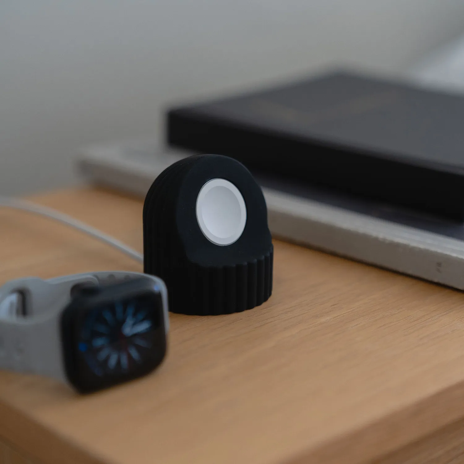 arktis Luna Apple Watch Ladestation Silikon Dock