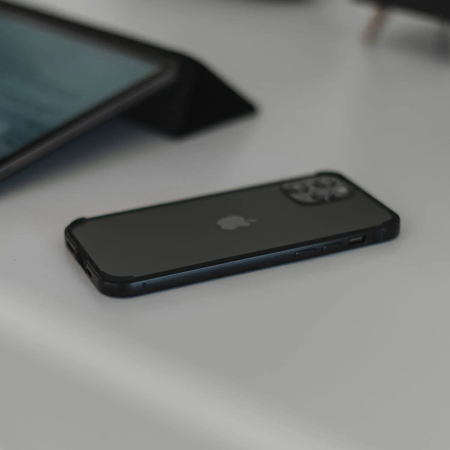 arktis iPhone 17e Bumper Alu Schwarz