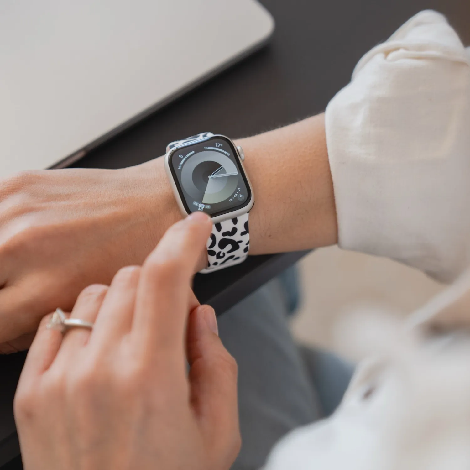 arktisband Snow Leopard Apple Watch Armband 44mm Silikon Leo