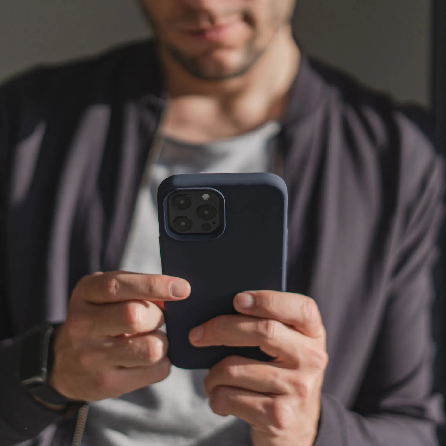arktis Silikon Case iPhone 15 Hülle Schwarz Griffig